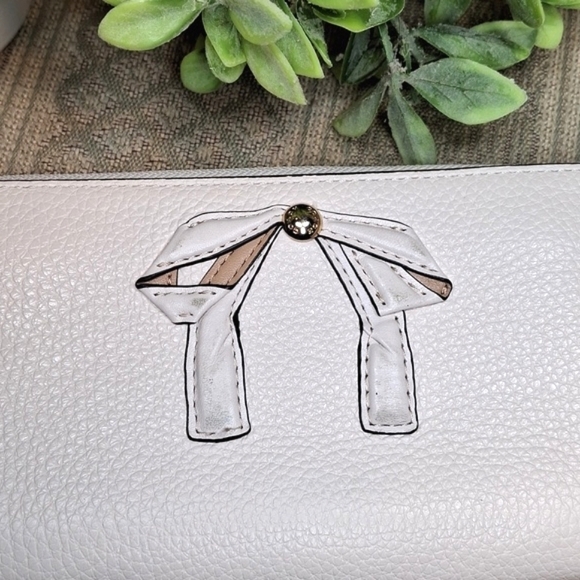 Coach Bow Accordian Leather Zippy Wallet in Chalk off white - Picture 2 of 16